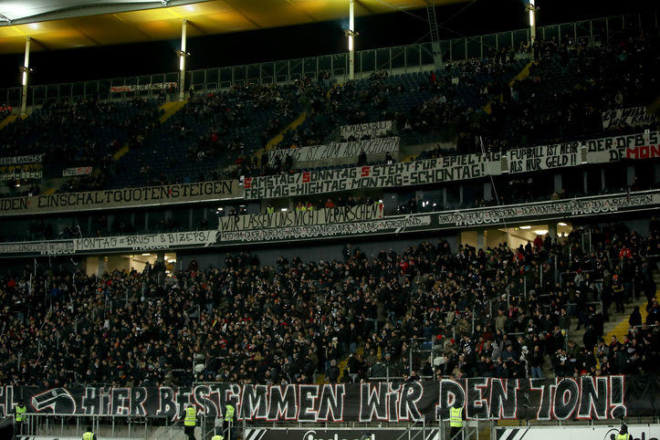  法兰克福主场球迷抗议俱乐部管理层决策引关注  